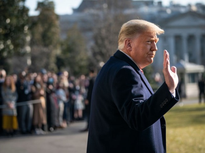 Tổng thống Donald Trump chuẩn bị lên đường đi thăm tường biên giới Mỹ - Mexico ở bang Texas hôm 12-1. Ảnh: AP