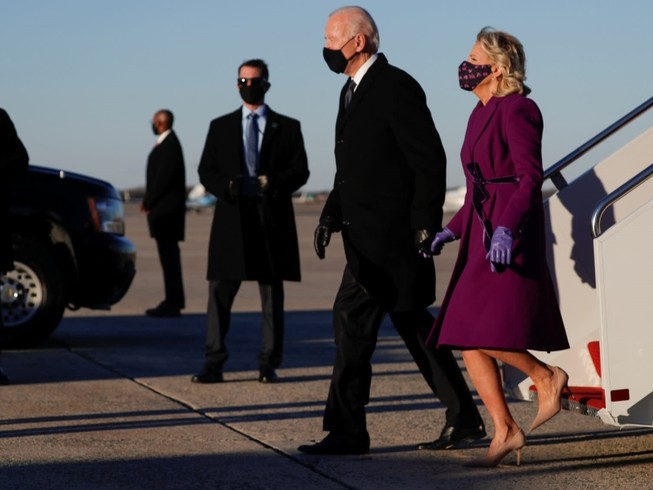 Ông Joe Biden bước xuống máy bay tại căn cứ không quân Andrews, chuẩn bị di chuyển về Washington D.C. ngày 19-1. Ảnh: REUTERS