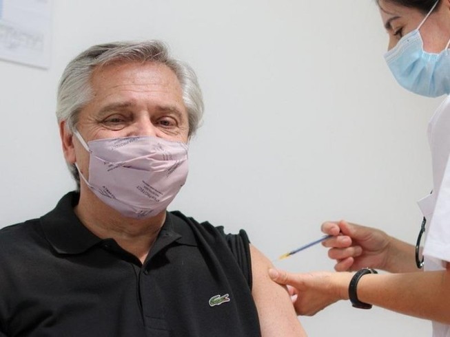 Tổng thống Argentina Alberto Fernández được tiêm vaccine ngừa COVID-19 Sputnik V vào ngày 21-1.