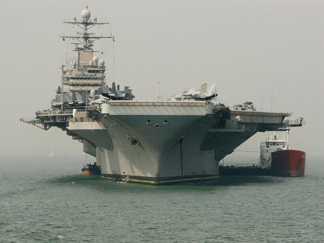 Nhóm tác chiến tàu sân bay Mỹ Theodore Roosevelt đã tiến vào Biển Đông. Ảnh: Chris Ison/AP.