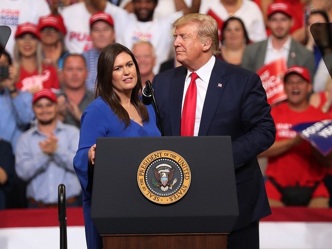 Cựu Tổng thống Mỹ Donald Trump (phải) và cựu Thư ký Báo chí Nhà Trắng Sarah Sanders (trái).