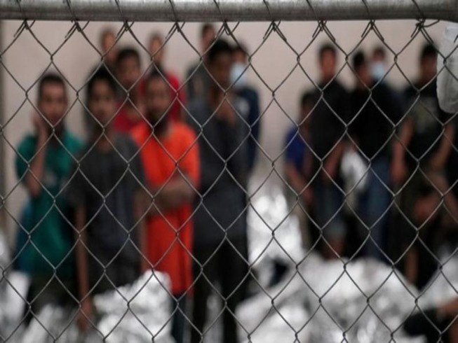 Người nhập cư bất hợp pháp bị giam giữ trong đồn biên phòng ở bang Texas, Mỹ. Ảnh: REUTERS