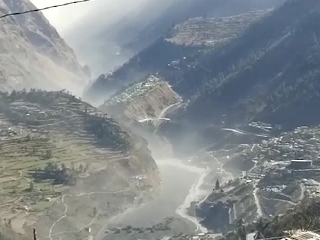 Hình ảnh dòng nước lũ do vỡ sông băng ở bang Uttarakhand (Ấn Độ) được ghi lại từ trực thăng. Nguồn: SPUTNIK