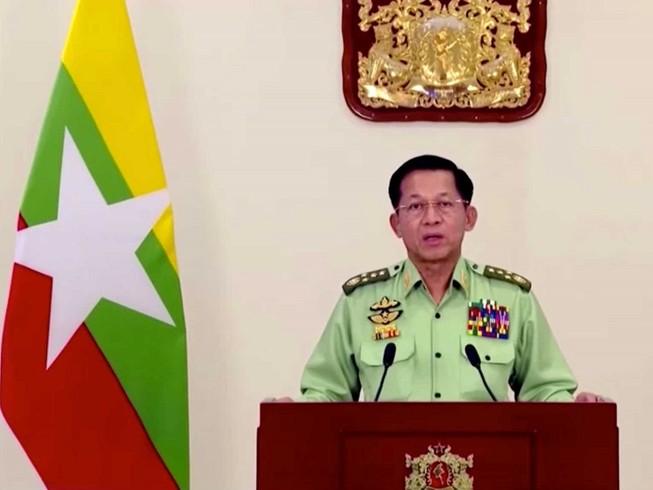 Thống tướng Min Aung Hlaing phát biểu trên truyền hình Myanmar hôm 8-2. Ảnh: REUTERS
