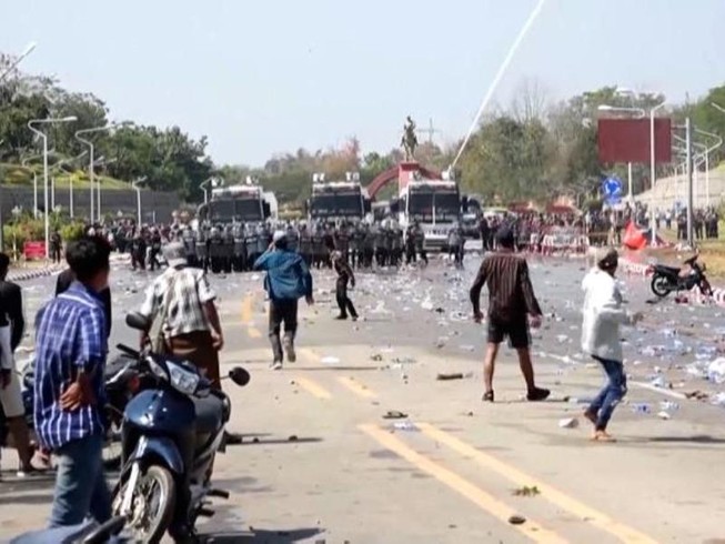 Biểu tình tại Myanmar. Ảnh: CNN