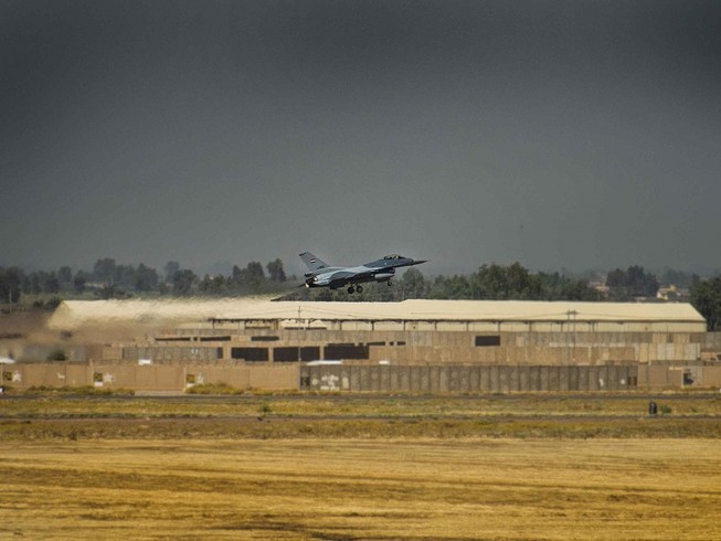 Một máy bay F-16 của quân đội Iraq cất cánh từ căn cứ Balad hồi tháng 6-2019. Ảnh: US AIR FORCE