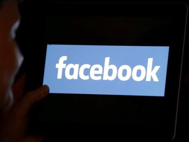 Facebook xóa bỏ trang chính của quân đội Myanmar. Ảnh: REUTERS