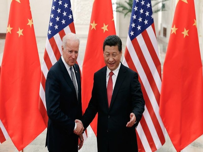 Chủ tịch Trung Quốc Tập Cận Bình (phải) bắt tay Tổng thống Mỹ Joe Biden (trái). Ảnh: AP