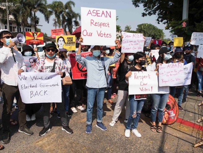 Người biểu tình Myanmar tuần hành với biểu ngữ kêu gọi tôn trọng kết quả bầu cử năm ngoái ở thủ đô Naypyitaw ngày 22-2. Ảnh: AP
