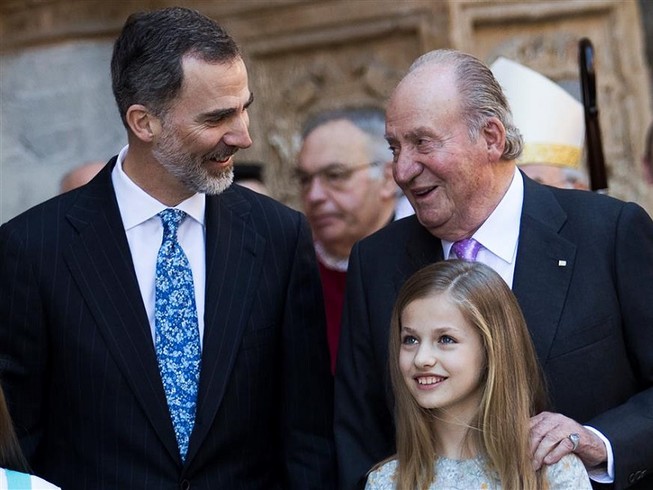 Cựu vương Tây Ban Nha Juan Carlos (phải) cùng con trai là vua Felipe VI (trái) và cháu nội là công chúa Leonor trong một sự kiện hồi tháng 4-2018. Ảnh: AFP