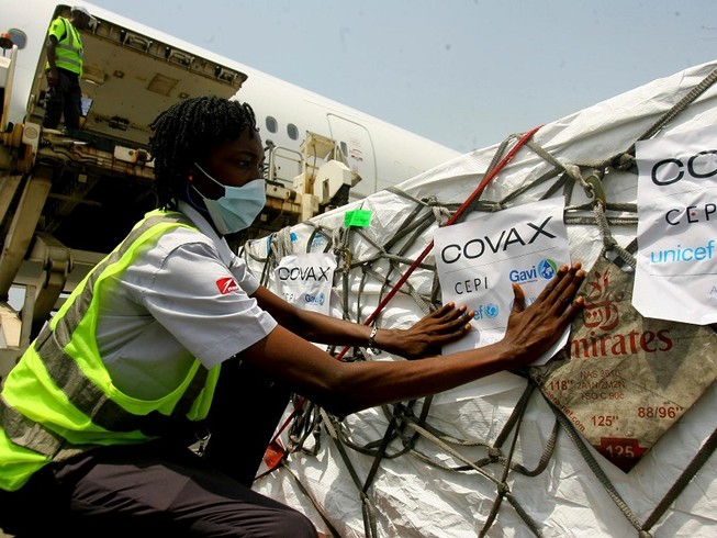 Lô vaccine ngừa COVID-19 thứ hai của chương trình COVAX được chuyển đến thủ đô Abidjan của Bờ Biển Ngà hôm 24-2. Ảnh: AP