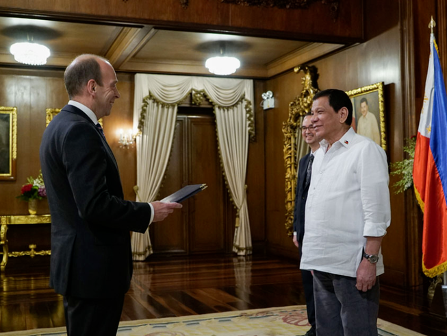 Tổng thống Philippines Rodrigo Duterte (phải) và Đại sứ Anh tại Philippines Daniel Pruce. Ảnh: KING RODRIGUEZ/ABS-CBN