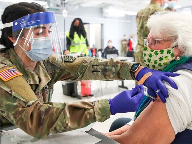 Quân y Mỹ tham gia hỗ trợ công tác tiêm chủng vaccine ở bang California hồi tháng 1. Ảnh: AP