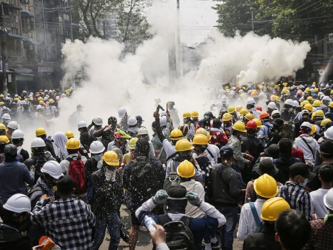 Người biểu tình Myanmar đụng độ cảnh sát ở TP Mandalay ngày 1-3. Ảnh: REUTERS