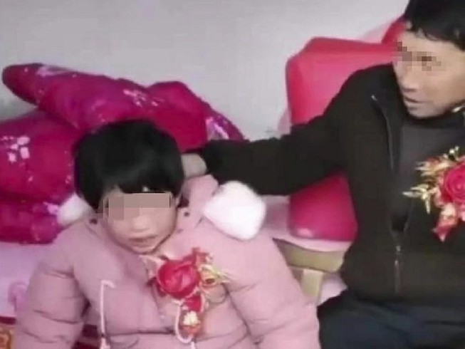 Cô gái thiểu năng 20 tuổi và người đàn ông 55 tuổi trong "đám cưới" ở tình Hà Nam. Ảnh: SCMP/WEIBO