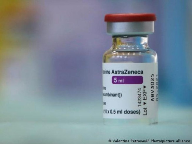 Lọ vaccine ngừa COVID-19 do đại học Oxford (Anh) kết hợp phát triển cùng hãng dược AstraZeneca.