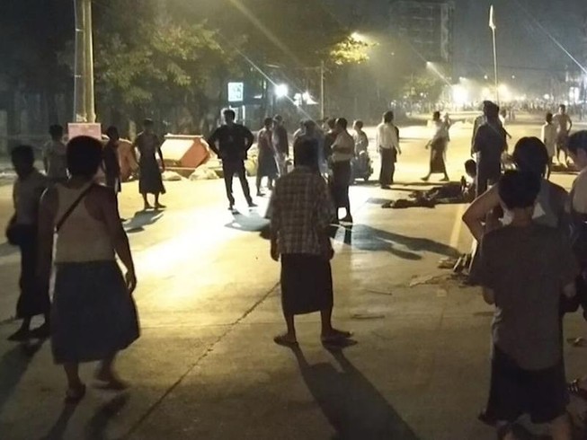 Người dân Myanmar tập trung biểu tình trên một con đường ở thị trấn Insein ở Yangon vào ngày 8-3.