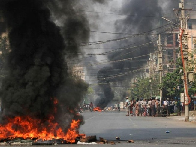 Biểu tình tại Myanmar. Ảnh: REUTERS