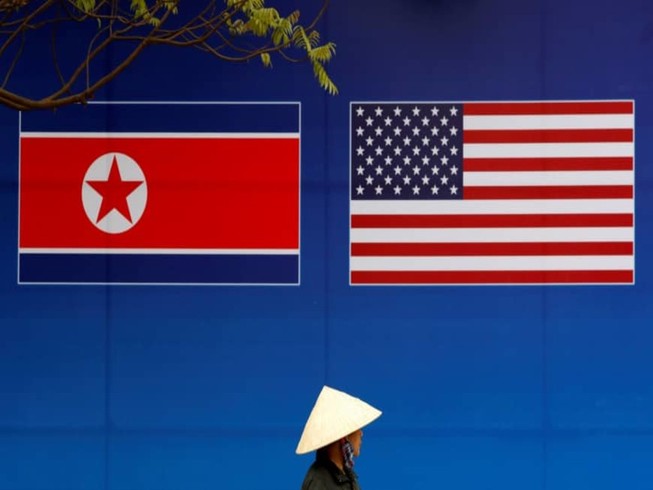 Cờ của Triều Tiên và Mỹ. Ảnh: REUTERS