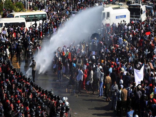 Cảnh sát Myanmar phun vòi rồng đàn áp người biểu tình. Ảnh: SKY NEWS