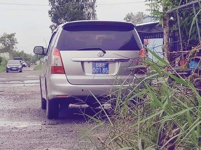 Xe biển xanh đi khai trương nhà nuôi yến của lãnh đạo