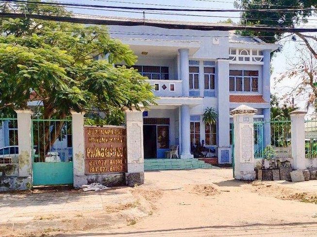 Trưởng phòng giáo dục có biểu hiện chuyên quyền, độc đoán