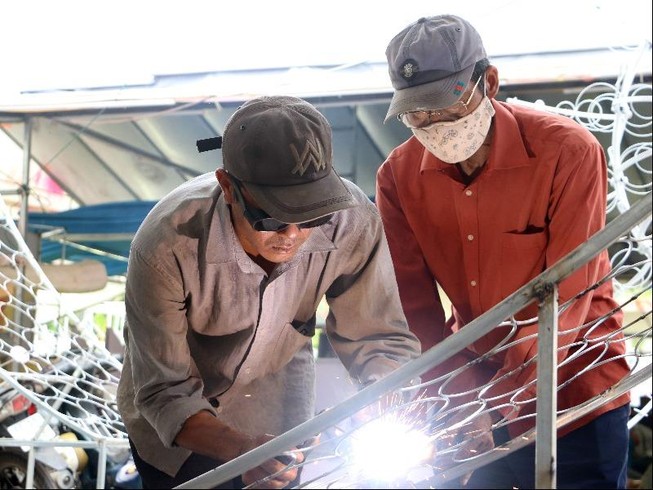 'Đột nhập' nơi sản xuất mô hình cho đường hoa Cần Thơ 2020