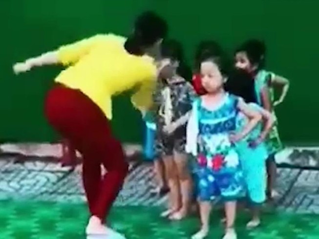 Cô giáo 'điều chỉnh' trẻ trong lúc tập múa: Phụ huynh nói gì?