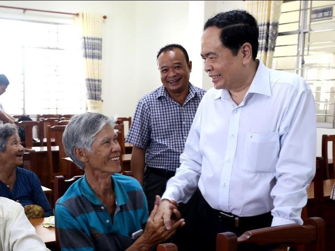 Chủ tịch Trần Thanh Mẫn tặng quà cho người nghèo ở Cần Thơ