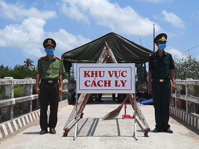Phong tỏa đường bộ lẫn đường sông vào ấp Thừa Lợi