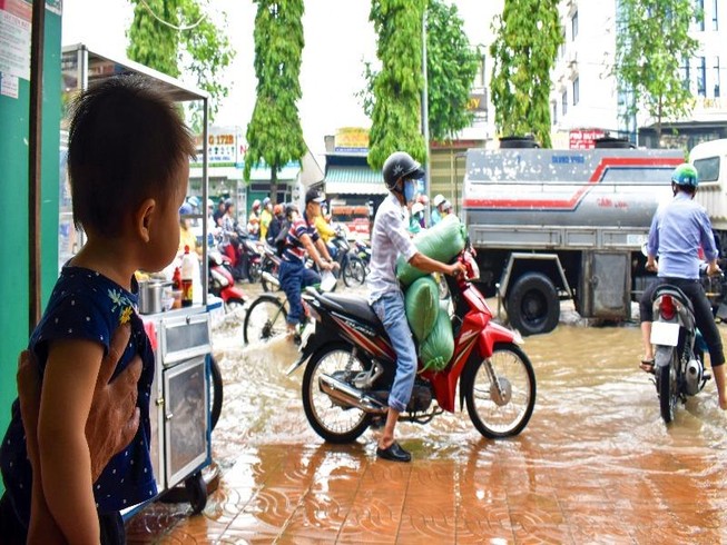Dân Cần Thơ bì bõm lội nước đưa con đến trường