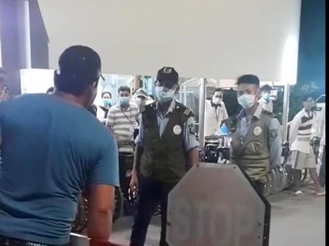 Đình chỉ một nhân viên bảo vệ có hành vi chưa đúng mực