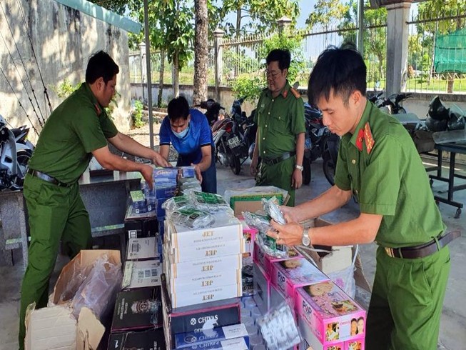 Bị chặn bắt, ba người chở hàng lậu nhảy xuống biển tẩu thoát