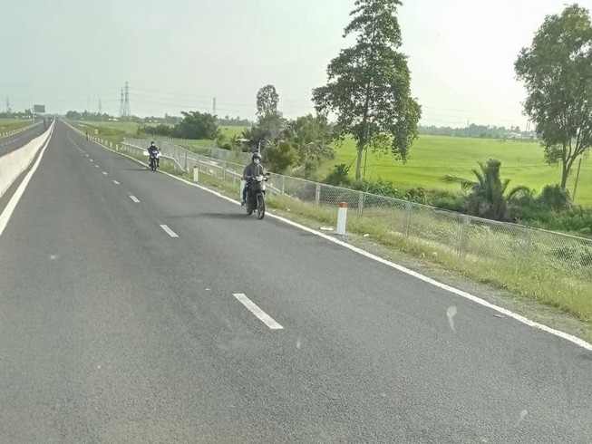 Xe mô tô vô tư đi vào tuyến cao tốc Lộ Tẻ - Rạch Sỏi