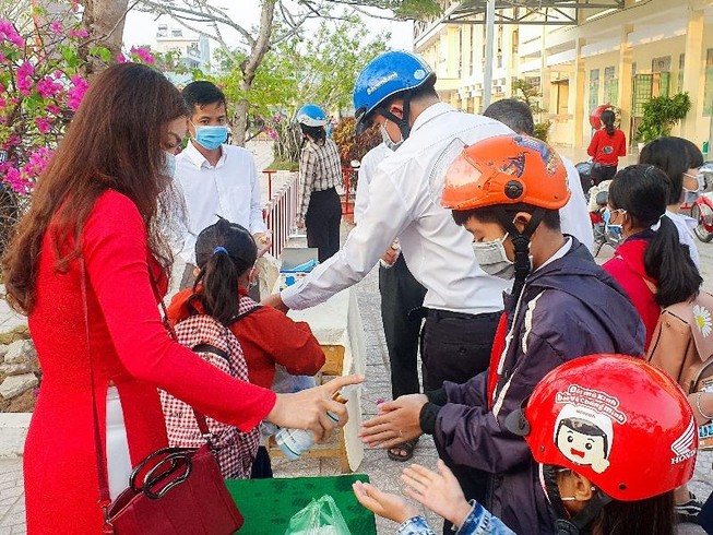 Hôm nay học sinh Hậu Giang bắt đầu đi học trở lại