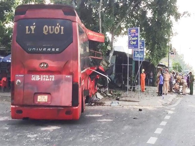 Xe khách tông vào đoàn xe đạp, 7 người thương vong