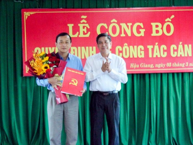 Chủ tịch tỉnh Hậu Giang trao Quyết định bổ nhiệm ông Lê Công Khanh (bìa trái) giữ chức Giám đốc Sở VH-TT&DL. Ảnh: BT