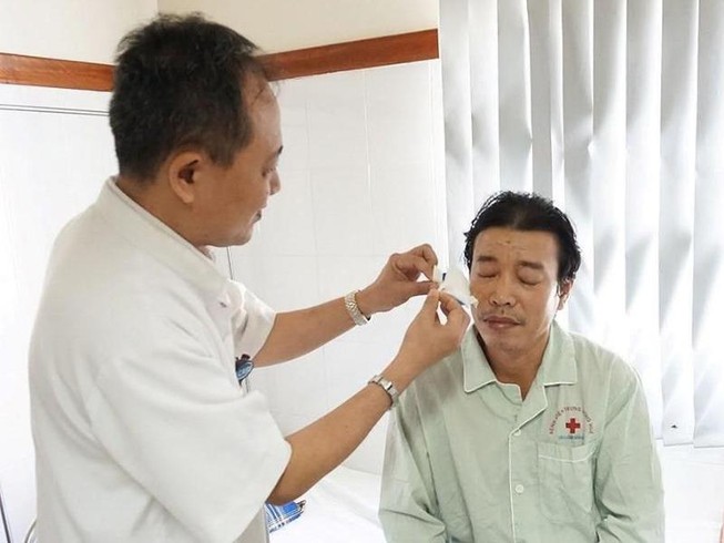 2 người mù thấy lại ánh sáng nhờ món quà từ cụ ông 83 tuổi