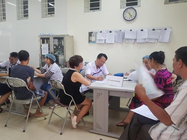 Sau vụ cháy Rạng Đông: Lo nhiễm độc, người dân ùn ùn đi khám