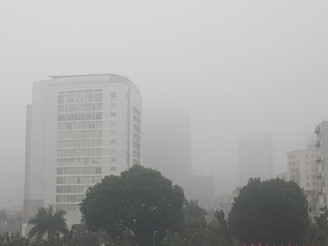 Buổi trưa nhưng Hà Nội vẫn mờ ảo trong sương mù