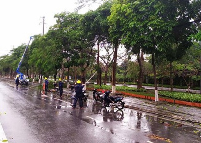 Ngành điện làm việc xuyên tết khắc phục sự cố do mưa đá