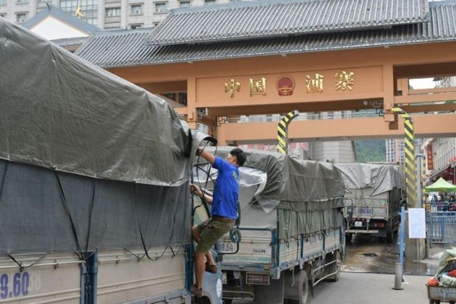 Lạng Sơn mặc đồ bảo hộ cho tài xế thay vì cách ly 14 ngày