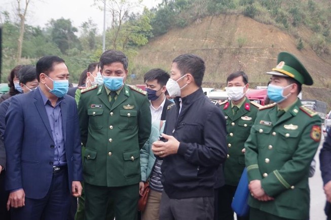 Đề xuất đưa lao động Việt qua biên giới Trung Quốc bốc hàng