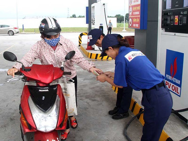 Giá xăng giảm sốc còn 16.056 đồng/lít