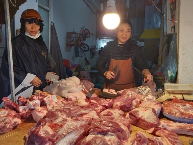 Vì sao giá heo chưa giảm sâu?
