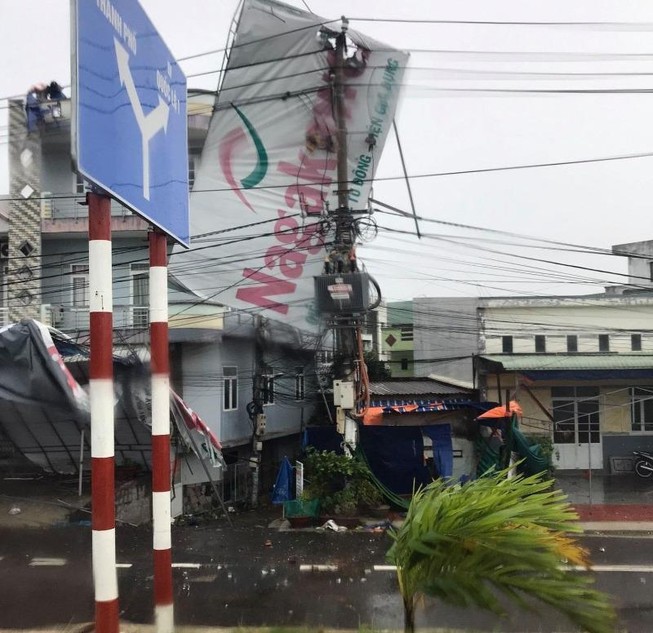 Tổng Giám đốc EVN: Sớm cấp điện trở lại sau bão số 9