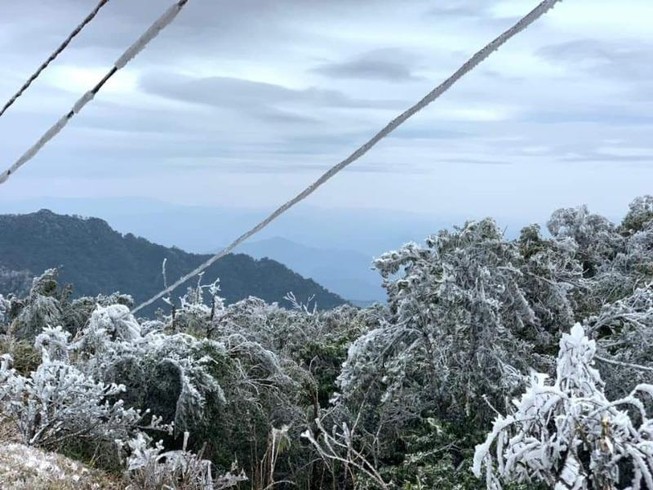 Đường dây điện, trạm biến áp ở Cao Bằng bị băng tuyết bao phủ