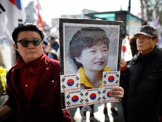 Ủng hộ bà Park Geun-hye, một người biểu tình thiệt mạng