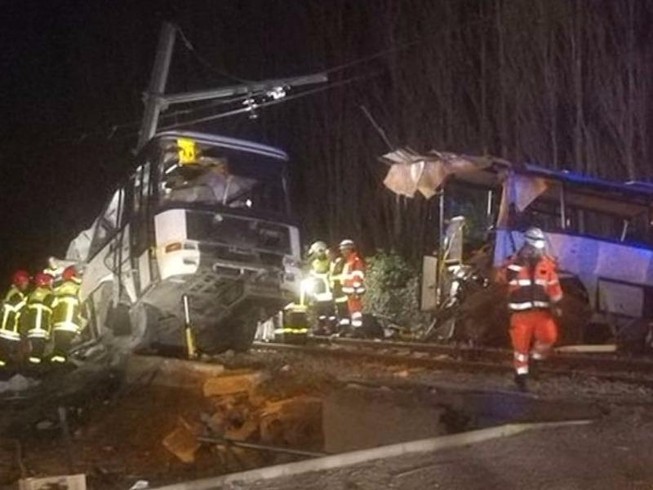 Tàu lửa đâm xe buýt đứt đôi, 4 học sinh thiệt mạng