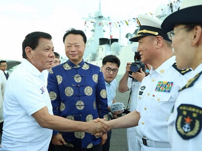 Ông Duterte khen tàu chiến Trung Quốc ‘như khách sạn’
